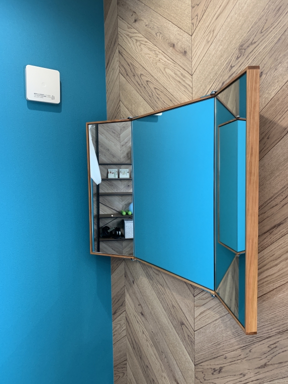 Three-sided mirror