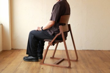 富山　家具　おしゃれ　無垢材　チェア　アップライト　UPRIGHT　子供椅子