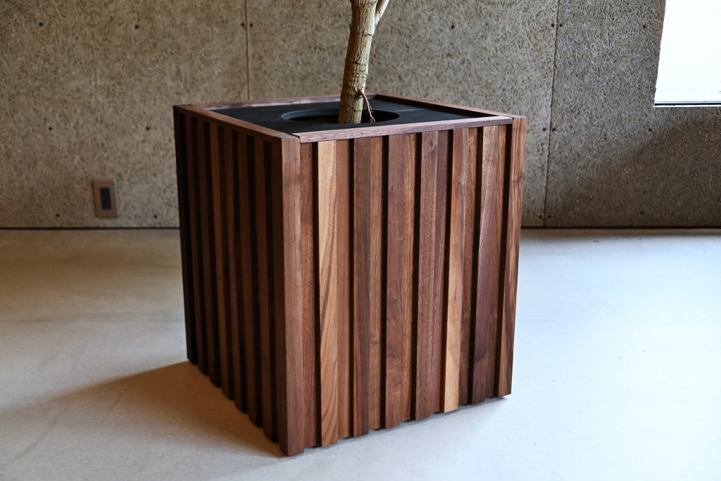 BASE-SOLID WOOD PLANTER